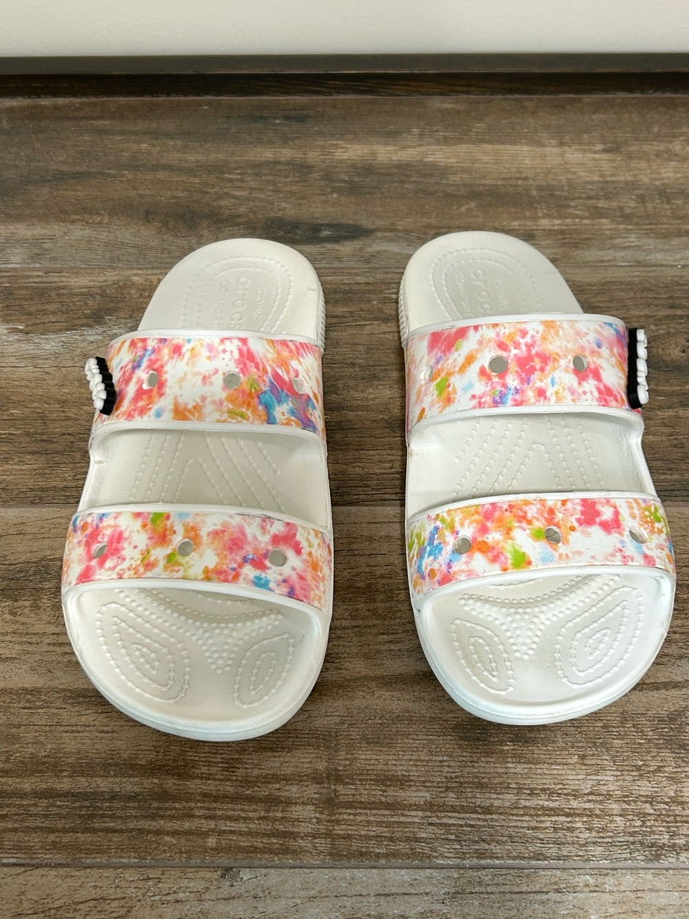 Crocs unisex women’s 7 2 strap tie dye splatter pattern comfort slides Sandles